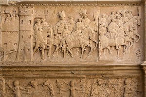 VILLE DE GUINES AVEC LE CORTEGE HENRI VIII, ROI D'ANGLETERRE, DETAIL DE LA GALERIE D'AUMALE ORNEE DE BAS-RELIEF SCULPTES DANS LA PIERRE CALCAIRE, HOTEL DE BOURGTHEROULDE, PLACE DE LA PUCELLE, ROUEN (76), FRANCE 