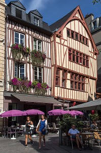 MAISONS A COLOMBAGES ET TERRASSE DE RESTAURANT, PLACE DE LA PUCELLE, ROUEN (76), FRANCE 