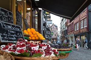 EPICERIE DANS LA RUE PIETONNE COMMERCANTE AVEC SES MAISONS A COLOMBAGES, RUE L'ECUYERE, ROUEN (76), FRANCE 