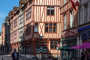 IMMEUBLES ET MAISON A COLOMBAGES, RUE DES BONS BEZOTS, ROUEN (76), FRANCE 