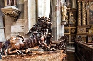 LION EN BOIS DES STALLES DU MAITRE-AUTEL DU XVII EME SIECLE, INTERIEUR DE L'EGLISE NOTRE-DAME-DES ARTS, PONT-DE-L'ARCHE (27), FRANCE 