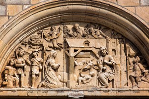 FRONTON DECORE DU PORTAIL D'ENTREE DE L'EGLISE, VILLEMEUX-SUR-EURE (28, FRANCE 