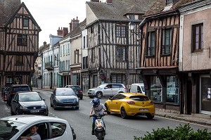 CIRCULATION EN CENTRE VILLE DEVANT LES MAISONS EN COLOMBAGES, NOGENT-LE-ROI (28), FRANCE 