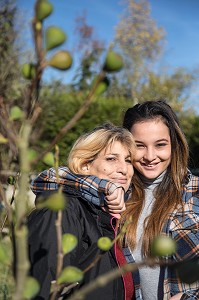 JEUNE FEMME AVEC SA MAMAN DEVANT LE FIGUIER, EURE-ET-LOIR, FRANCE 