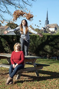JEUNE FEMME, LANCEMENT DE FEUILLES MORTES SUR LA TETE DE SA MAMAN, EURE-ET-LOIR, FRANCE 