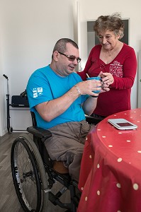 HOMME HANDICAPE PHYSIQUE DANS SON FAUTEUIL ROULANT, CHARTRES (28), FRANCE 