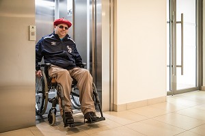 HOMME HANDICAPE PHYSIQUE DANS SON FAUTEUIL ROULANT, CHARTRES (28), FRANCE 