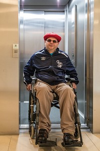 HOMME HANDICAPE PHYSIQUE DANS SON FAUTEUIL ROULANT, CHARTRES (28), FRANCE 