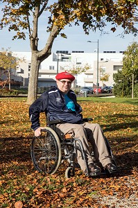 HOMME HANDICAPE PHYSIQUE DANS SON FAUTEUIL ROULANT, BALADE DANS LE PARC EN AUTOMNE AVEC SA FEMME CHARTRES (28), FRANCE 