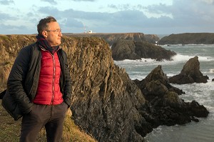 LAURENT CLEMENT DE RETOUR SUR BELLE-ILE, SON PAYS NATAL, AIGUILLES DE PORT COTON, BANGOR, MORBIHAN (56), FRANCE 