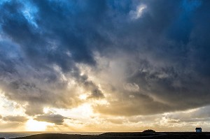CIEL D'ORAGE SUR LA COTE SAUVAGE DE BANGOR, BELLE-ILE-EN-MER (56), FRANCE 