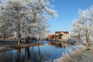 MOULIN A EAU DE LA FENDERIE (ANCIENNE FORGE) SUR LES BORDS DE LA RISLE, GIVRE DANS LES ARBRES BLANCS EN HIVER, RUGLES (27), FRANCE 