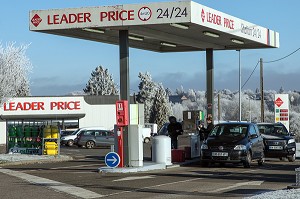 STATION SERVICE LEADER PRICE, GIVRE DANS LES ARBRES BLANCS EN HIVER, RUGLES (27), FRANCE 