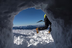 PELLETEUR SUR LE SITE D'UNE AVALANCHE, LES DEUX ALPES (38), FRANCE 