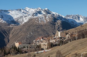 VILLAGE DE LA STATION DE SKI EN MANQUE DE NEIGE, LES DEUX ALPES (38), FRANCE 