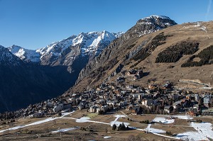 VILLAGE DE LA STATION DE SKI EN MANQUE DE NEIGE, LES DEUX ALPES (38), FRANCE 