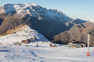 TELECABINE ET SKIEURS DE STATION DE SKI EN MANQUE DE NEIGE, LES DEUX ALPES (38), FRANCE 