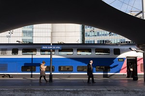PASSAGERS EN ATTENTE DE LEUR TRAIN TGV, GARE DE LYON, PARIS (75), FRANCE 