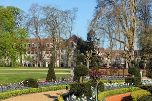 HOTEL CASTEL MAINTENON ET JARDIN A LA FRANCAISE REALISE SUIVANT LES PLANS DU JARDINIER DU ROI LOUIS XIV, ANDRE LE NOTRE, CHATEAU DE MAINTENON, EURE-ET-LOIR (28), FRANCE 