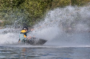 WAKEBOARD SUR L'ETANG DE LA BASE DE LOISIRS DE FONTAINE-SIMON (28), FRANCE 