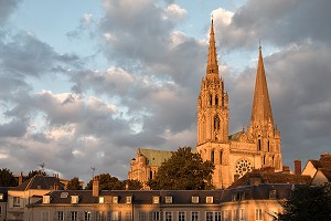 FACADE DU PORTAIL ROYALE DE LA CATHEDRALE DE CHARTRES EN FIN DE JOURNEE, CHARTRES (28), FRANCE 