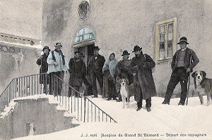 VOYAGEURS DEVANT L'HOSPICE DU GRAND SAINT-BERNARD QUI A CREE LA RACE DE CHIEN SAINT-BERNARD, SUISSE 