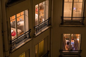 APPARTEMENTS DE NUIT DANS UN IMMEUBLE D'HABITATION DU 7EME ARRONDISSEMENT, PARIS (75), FRANCE 