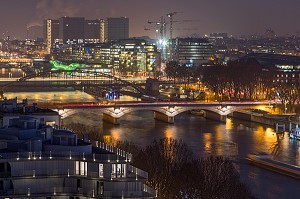 LES QUAIS DE SEINE DE NUIT ET LA BIBLIOTHEQUE FRANCOIS MITTERRAND ET LE QUAI D'IVRY, VUE DU PAVILLON DE L'ARSENAL, PARIS (75), FRANCE 
