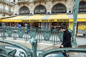 LIBRAIRIE GIBERT, QUARTIER SAINT-MICHEL, SORTIE DU METRO, 6EME ARRONDISSEMENT, PARIS (75), FRANCE 