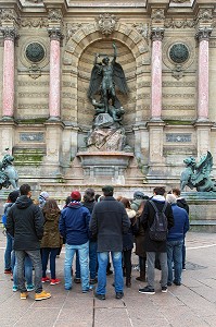 GROUPE DE TOURISTES DEVANT LA FONTAINE SAINT-MICHEL, QUARTIER LATIN, 6EME ARRONDISSEMENT, PARIS (75), FRANCE 