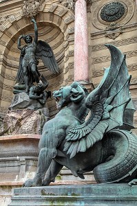 CHIMERES AILEES OU DRAGON DEVANT L'ARCHANGE MICHEL TERRASSANT LE DIABLE, FONTAINE SAINT-MICHEL, QUARTIER LATIN, 6EME ARRONDISSEMENT, PARIS (75), FRANCE 