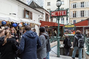 SORTIE DE METRO SAINT-MICHEL, QUARTIER LATIN, 6EME ARRONDISSEMENT, PARIS (75), FRANCE 