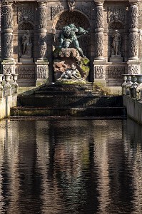 SCULPTURE DE POLYPHEME SURPRENANT GALATEE DANS LES BRAS D'ACIS, CYCLOPE LEGENDAIRE AMOUREUX DE LA DEESSE MARINE, FONTAINE MEDICIS, JARDIN DU LUXEMBOURG, PARIS (75), FRANCE 