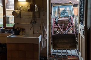 TRACTEUR DE LA PORTE D'ENTREE, MAISON DE CAMPAGNE, POISSON (71), FRANCE 