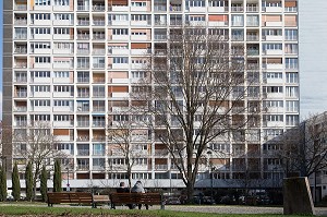 PERSONNES ASSISES SUR UN BANC DEVANT LEUR CITE HLM, RENNES (35), FRANCE 