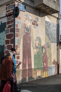 COUPLE DE PERSONNES AGEES DEVANT UNE PEINTURE MURALE, RENNES (35), FRANCE 