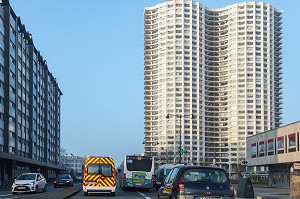 TOURS LES HORIZONS, QUARTIER BOURG-L'EVESQUE, HABITATS COLLECTIFS CONSTRUIT PAR L'ARCHITECTE GEORGES MAILLOLS EN 1970, RENNES (35), FRANCE 