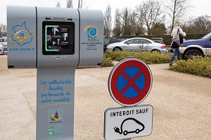 BORNE DE RECHARGE GRATUITE POUR LES VEHICULES ELECTRIQUES, CHATILLON-EN-DUNOIS (28), FRANCE 