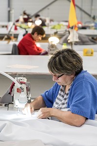 EMPLOYE DE LA SOCIETE SODICLAIR, FABRIQUANT DE STORES, RIDEAUX ET VOLETS ROULANTS, BONNEVAL (28), FRANCE 