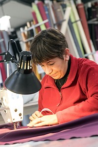 EMPLOYE DE LA SOCIETE SODICLAIR, FABRIQUANT DE STORES, RIDEAUX ET VOLETS ROULANTS, BONNEVAL (28), FRANCE 