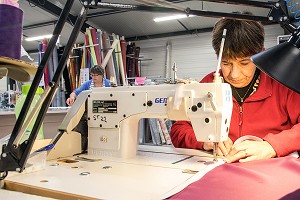 EMPLOYE DE LA SOCIETE SODICLAIR, FABRIQUANT DE STORES, RIDEAUX ET VOLETS ROULANTS, BONNEVAL (28), FRANCE 