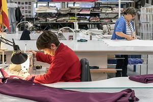 EMPLOYE DE LA SOCIETE SODICLAIR, FABRIQUANT DE STORES, RIDEAUX ET VOLETS ROULANTS, BONNEVAL (28), FRANCE 