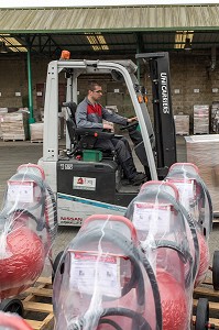 EMPLOYE DE LA SOCIETE EUROFEU, FABRICANT D'EXTINCTEURS ET MATERIEL DE PREVENTION INCENDIE, SENONCHES (28), FRANCE 