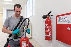 EMPLOYE DE MAINTENANCE DE LA SOCIETE EUROFEU, FABRICANT D'EXTINCTEURS ET MATERIEL DE PREVENTION ET SECURITE INCENDIE, SENONCHES (28), FRANCE 