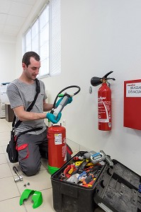 EMPLOYE DE MAINTENANCE DE LA SOCIETE EUROFEU, FABRICANT D'EXTINCTEURS ET MATERIEL DE PREVENTION ET SECURITE INCENDIE, SENONCHES (28), FRANCE 