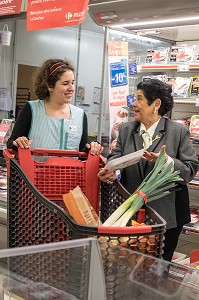 ACCOMPAGNEMENT D'UNE PERSONNE AGEE POUR FAIRE SES COURSES AU SUPERMARCHE, ADMR (AIDE A DOMICILE EN MILIEU RURAL), NOGENT-LE-ROI (28), FRANCE 