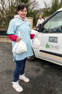 LIVRAISON DES REPAS A DOMICILE, ADMR (AIDE A DOMICILE EN MILIEU RURAL), NOGENT-LE-ROI (28), FRANCE 