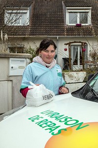 LIVRAISON DES REPAS A DOMICILE, ADMR (AIDE A DOMICILE EN MILIEU RURAL), NOGENT-LE-ROI (28), FRANCE 