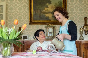 PERSONNES AGEES ET SALARIE, AIDE AUX REPAS, ADMR (AIDE A DOMICILE EN MILIEU RURAL), NOGENT-LE-ROI (28), FRANCE 