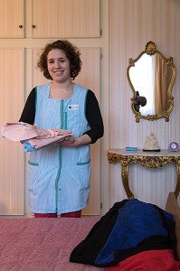 RANGEMENT DU LINGE ET DES VETEMENTS, MENAGE DANS LA CHAMBRE, ADMR (AIDE A DOMICILE EN MILIEU RURAL), NOGENT-LE-ROI (28), FRANCE 